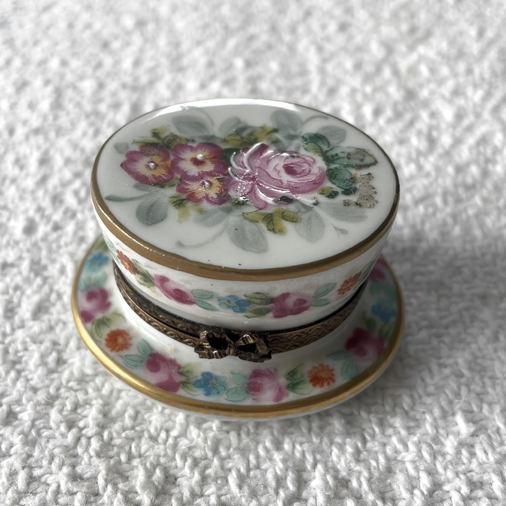 COPY - Limoges small box in the shape of a hat with flowers
